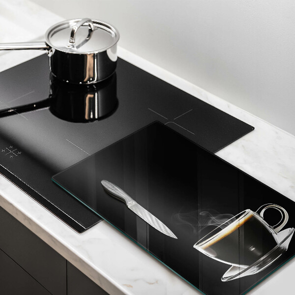 Glas Ceranfeldabdeckung Ein Glas heißer Kaffee