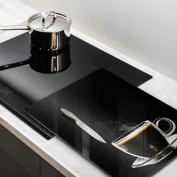 Glas Ceranfeldabdeckung Ein Glas heißer Kaffee