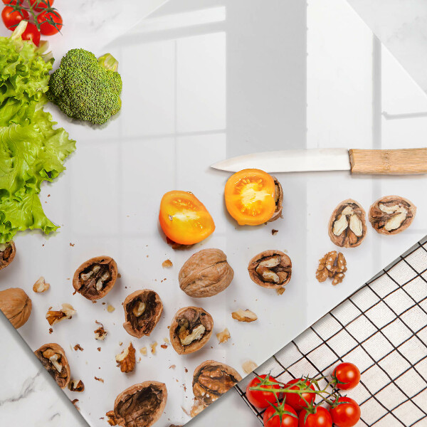 Glas Herdabdeckplatte Nüsse auf weißem Hintergrund