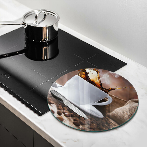 Glas Herdabdeckplatte Tasse und Kaffeebohnen