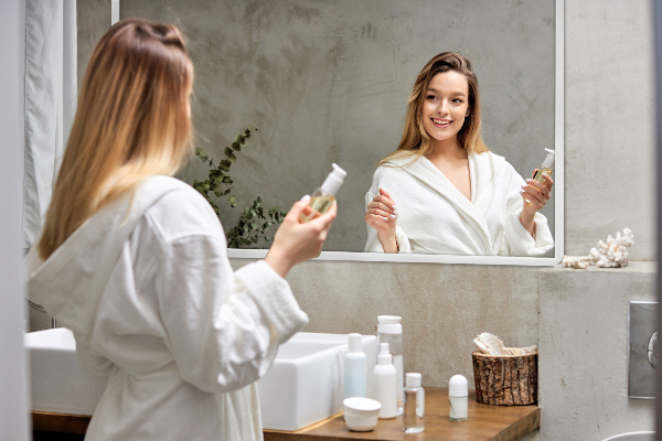 Rechteckig spiegel über bett mit weißem rahmen 60x40 cm