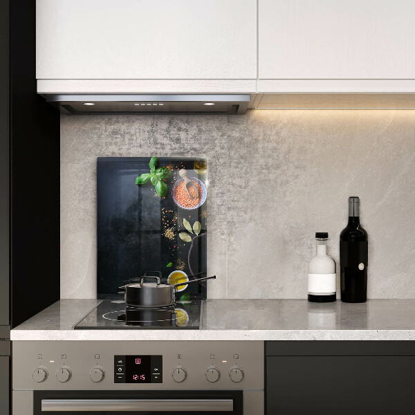 Abdeckung induktionskochfeld Schüsseln mit Gewürzen