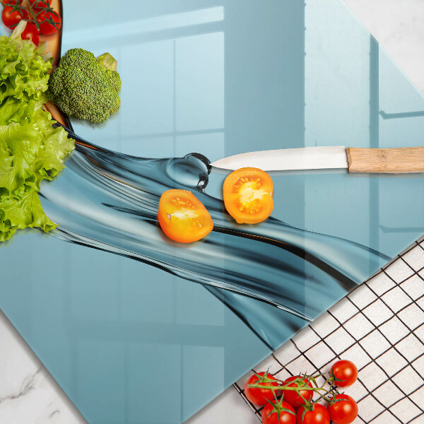 Herdplattenabdeckung Wasser auf blauem Hintergrund