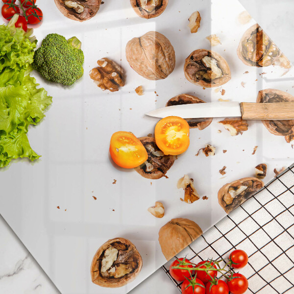 Herdabdeckplatte glas Nüsse auf weißem Hintergrund