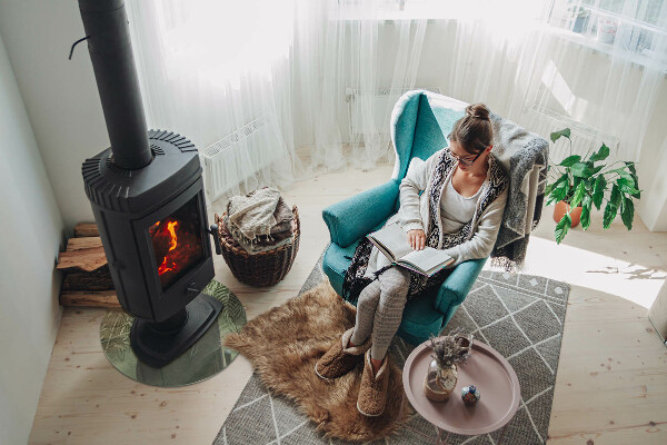 Runde Kamin Glasplatte Tropische Blätter im Hintergrund