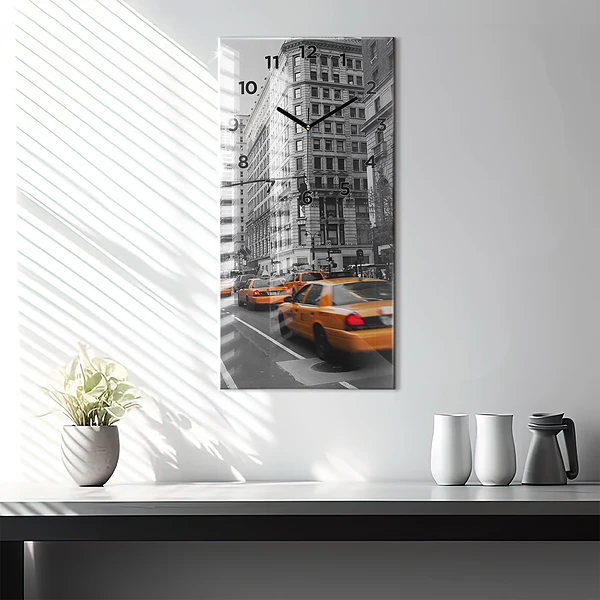 Vertikale Uhr mit motiv Manhattan und Taxis