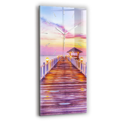 Vertikale Uhr Brücke im Hafen am Abend