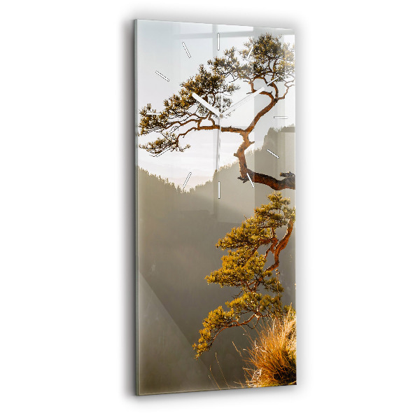 Vertikale Uhr mit motiv Baum in den Bergen