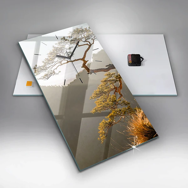 Vertikale Uhr mit motiv Baum in den Bergen