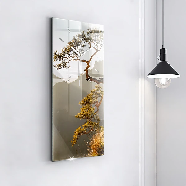 Vertikale Uhr mit motiv Baum in den Bergen