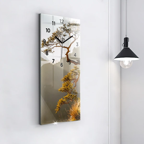 Vertikale Uhr mit motiv Baum in den Bergen