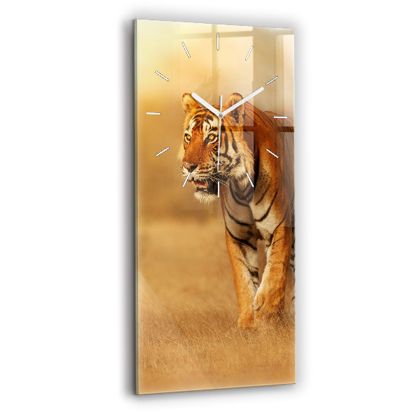 Vertikale Uhr Tiger jagen