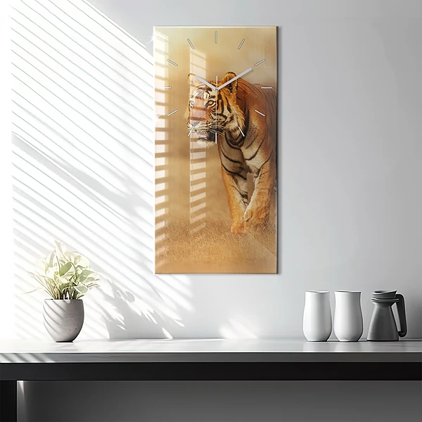 Vertikale Uhr Tiger jagen