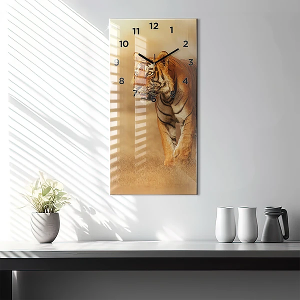 Vertikale Uhr Tiger jagen