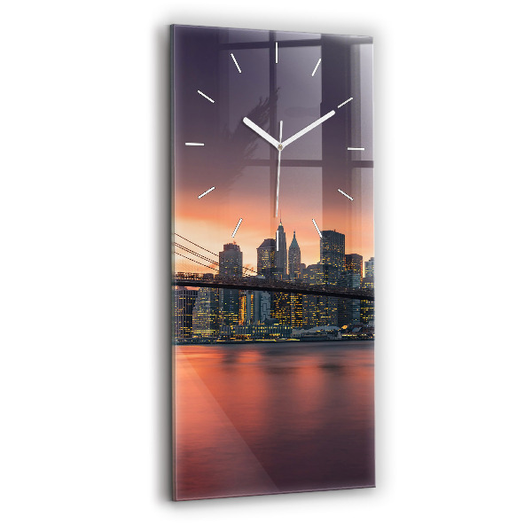 Vertikale Uhr New Yorker East River