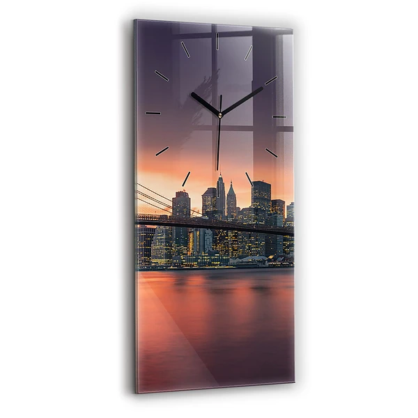 Vertikale Uhr New Yorker East River