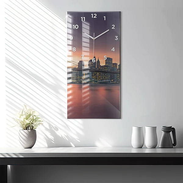 Vertikale Uhr New Yorker East River