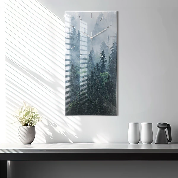 Vertikale Uhr Neblige Berglandschaft