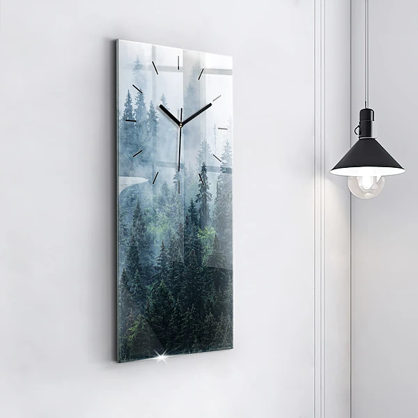 Vertikale Uhr Neblige Berglandschaft