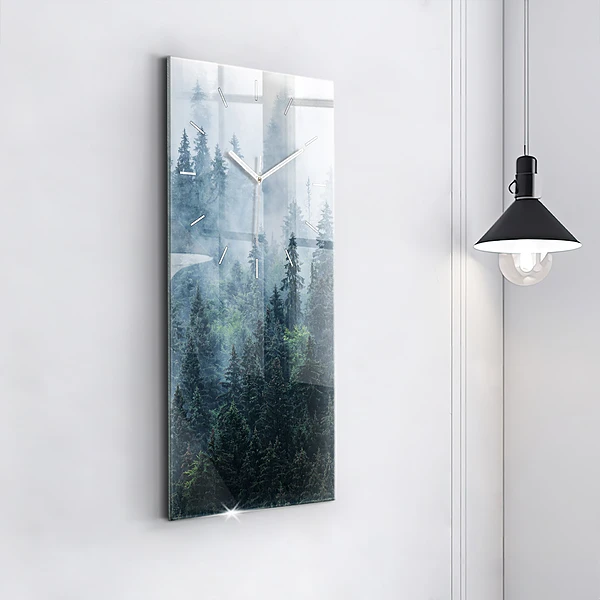 Vertikale Uhr Neblige Berglandschaft