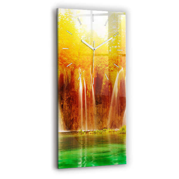 Vertikale Uhr mit motiv Blick auf einen Wasserfall