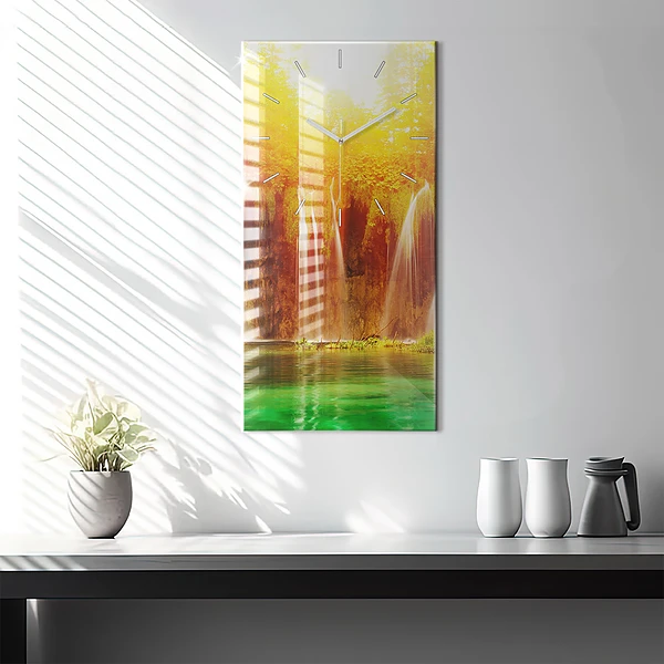 Vertikale Uhr mit motiv Blick auf einen Wasserfall