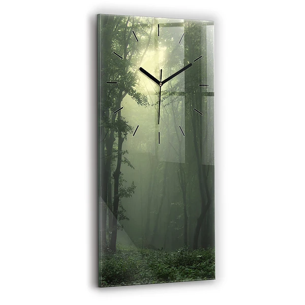 Vertikale Uhr Nebliger Wald am Morgen