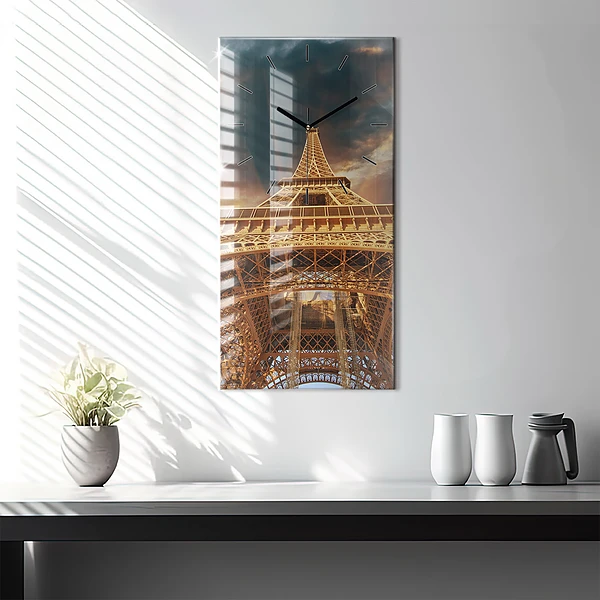 Vertikale Uhr mit motiv Eiffelturm im Sonnenschein