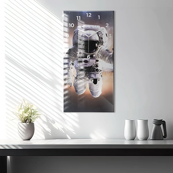 Vertikale Uhr mit motiv Astronaut im Weltraum
