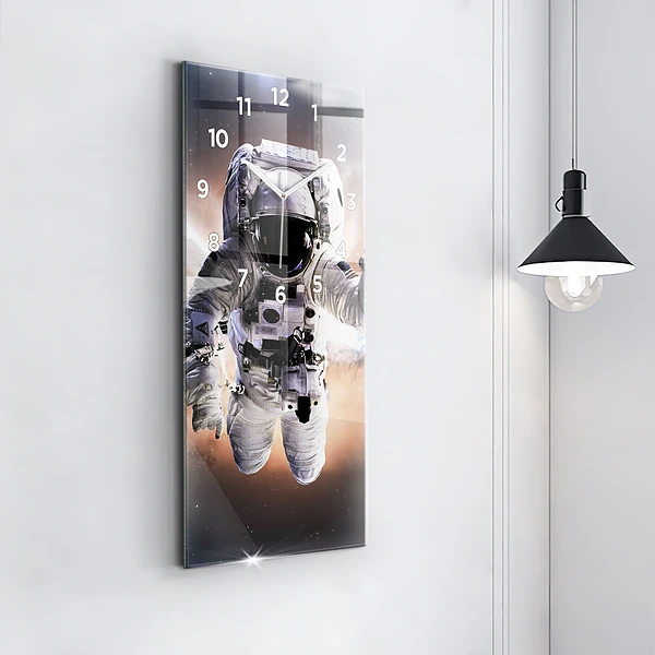 Vertikale Uhr mit motiv Astronaut im Weltraum