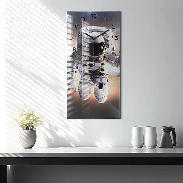Vertikale Uhr mit motiv Astronaut im Weltraum