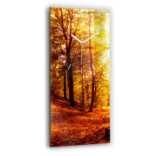 Vertikale Uhr Waldlandschaft in der Sonne