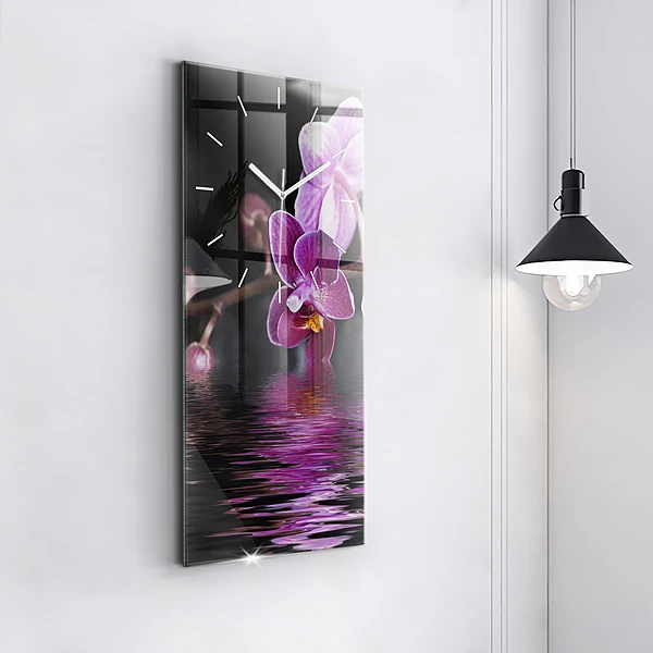 Vertikale Uhr mit motiv Orchideenblüte auf dem Wasser