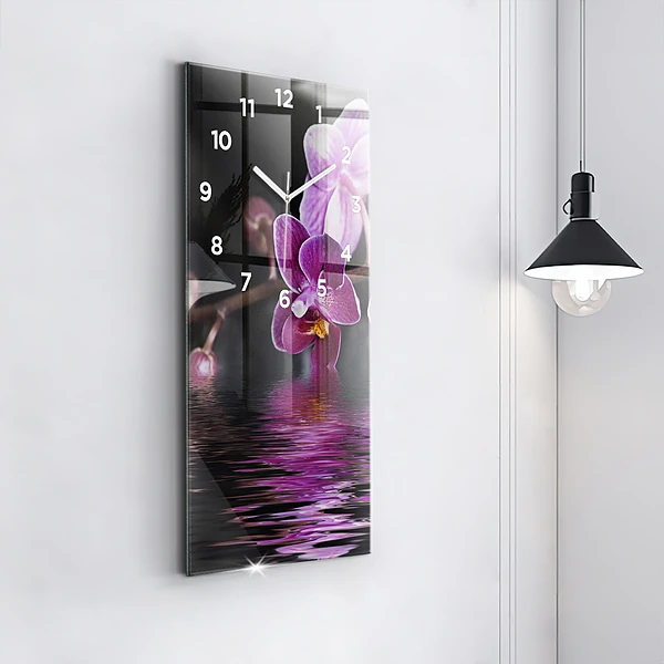 Vertikale Uhr mit motiv Orchideenblüte auf dem Wasser