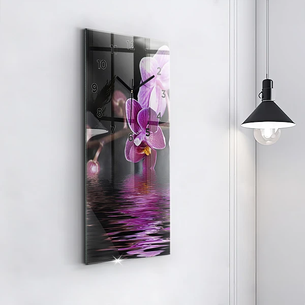 Vertikale Uhr mit motiv Orchideenblüte auf dem Wasser