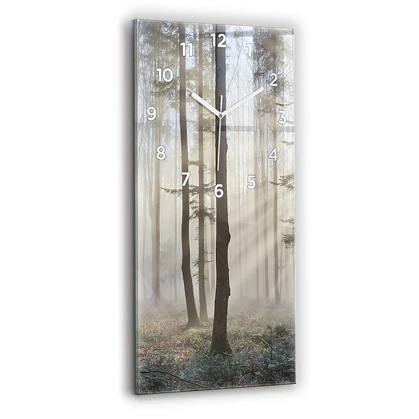 Vertikale Uhr Wald im Nebel