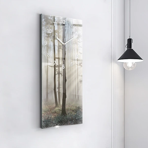 Vertikale Uhr Wald im Nebel