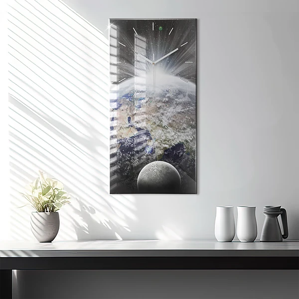 Vertikale Uhr Die Erde der Mond die Sonne