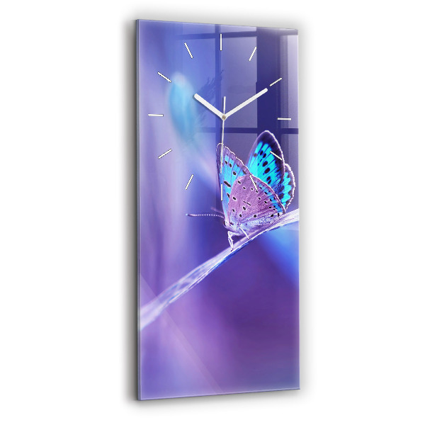 Vertikale Uhr Schmetterling auf Gras