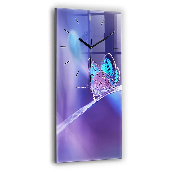 Vertikale Uhr Schmetterling auf Gras