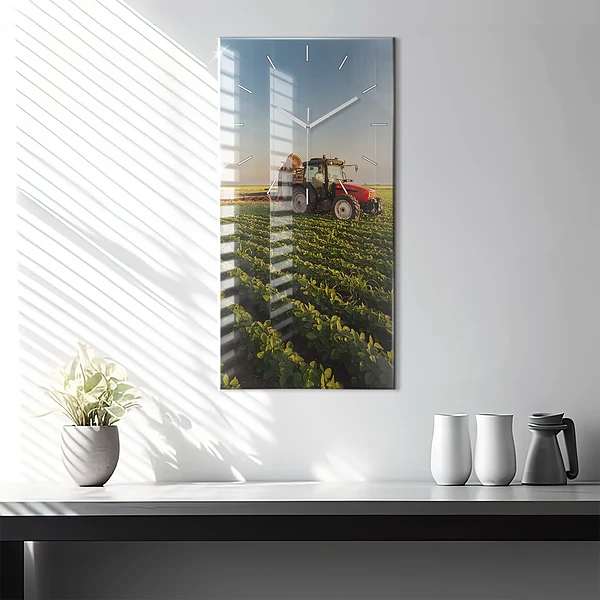 Vertikale Uhr Traktor sprüht ein Feld