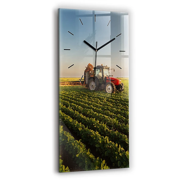 Vertikale Uhr Traktor sprüht ein Feld
