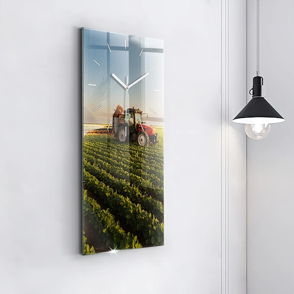 Vertikale Uhr Traktor sprüht ein Feld