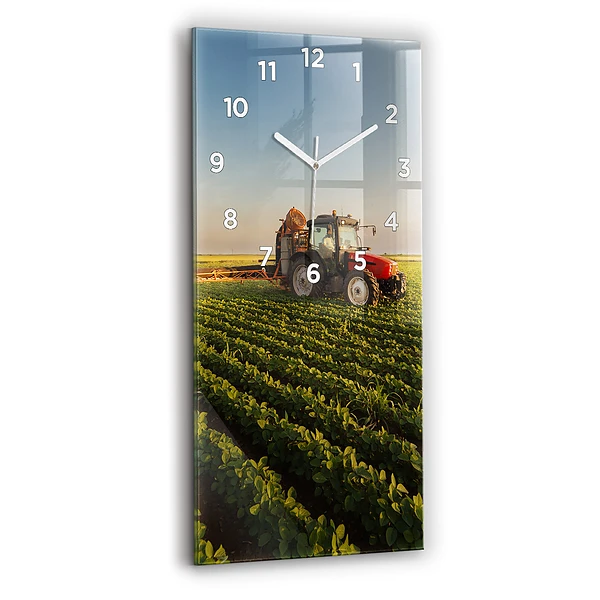 Vertikale Uhr Traktor sprüht ein Feld