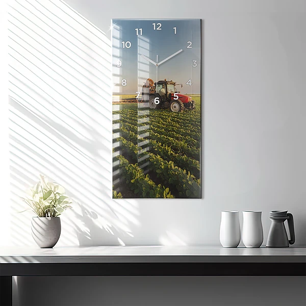Vertikale Uhr Traktor sprüht ein Feld
