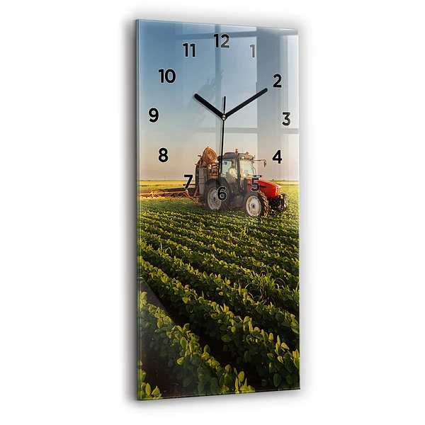 Vertikale Uhr Traktor sprüht ein Feld