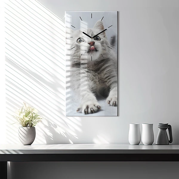 Vertikale Uhr mit motiv Katze auf dem Sofa