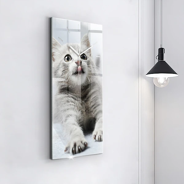 Vertikale Uhr mit motiv Katze auf dem Sofa