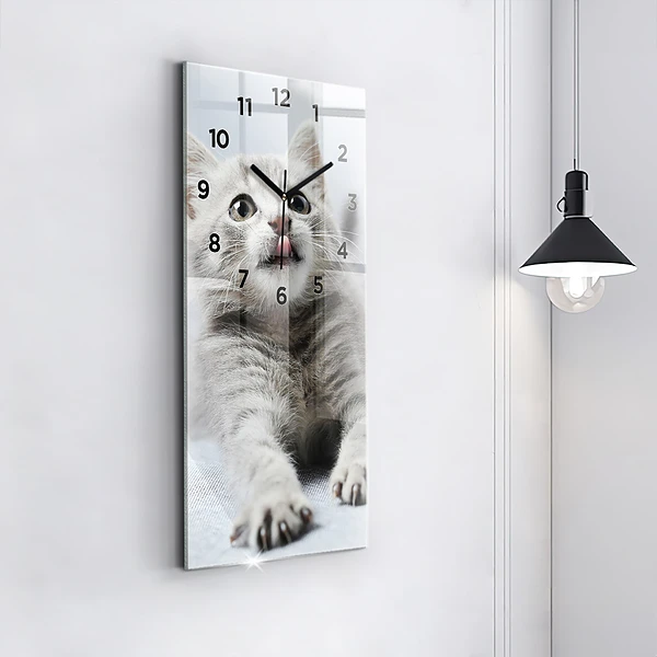 Vertikale Uhr mit motiv Katze auf dem Sofa