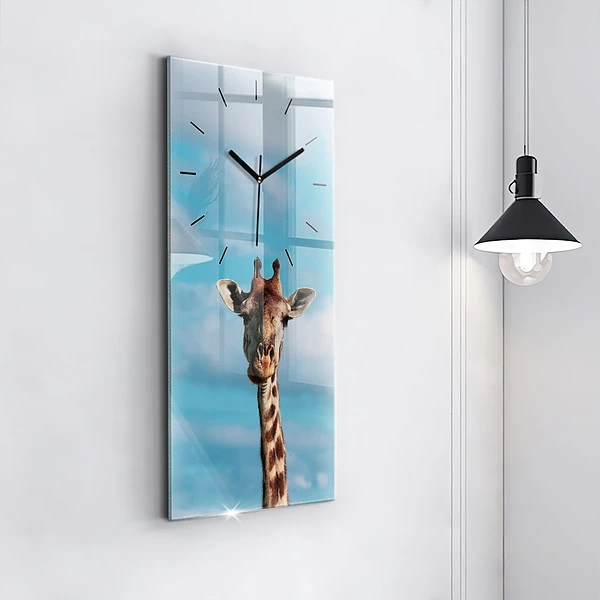 Vertikale Uhr Große Giraffe vor einem Himmelshintergrund